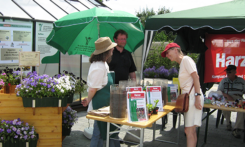 Messestand der Harzer Erden des Recycling-Parks mit Kundin