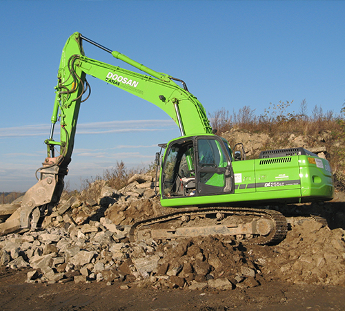 Bagger auf einem Schuttberg
